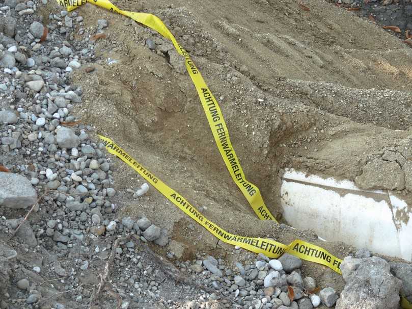 Hohe Kosten verursacht der Einbau der Leitungen. Der Bodenaushub muss teuer entsorgt, die Fernwärmeleitung für viel Geld in Sand und Kies eingebettet werden – Folgeschäden wie die Ringspaltbildung sind dabei nicht ausgeschlossen. | Foto: Andreas Bechert