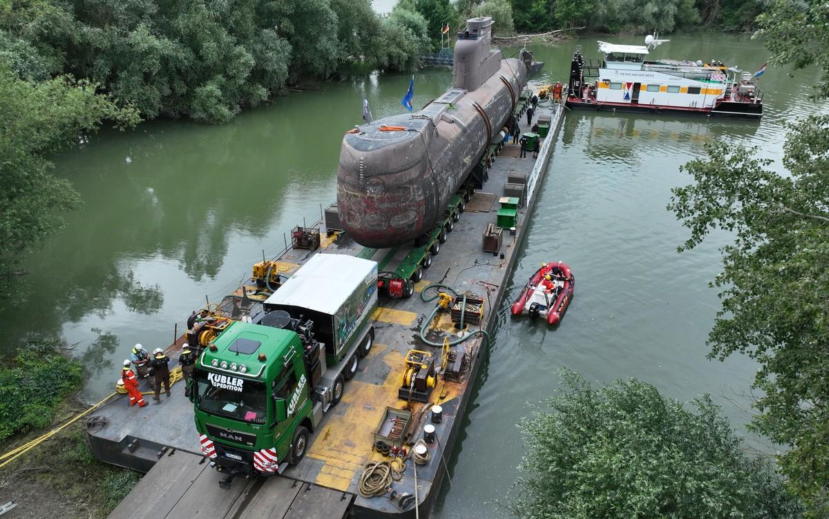 Spektakulärer U-Boot-Schwertransport: Die ersten Etappen erfolgten auf dem Wasserweg auf einem Spezialponton. | Foto: Auto - Technik - Museum e.V.