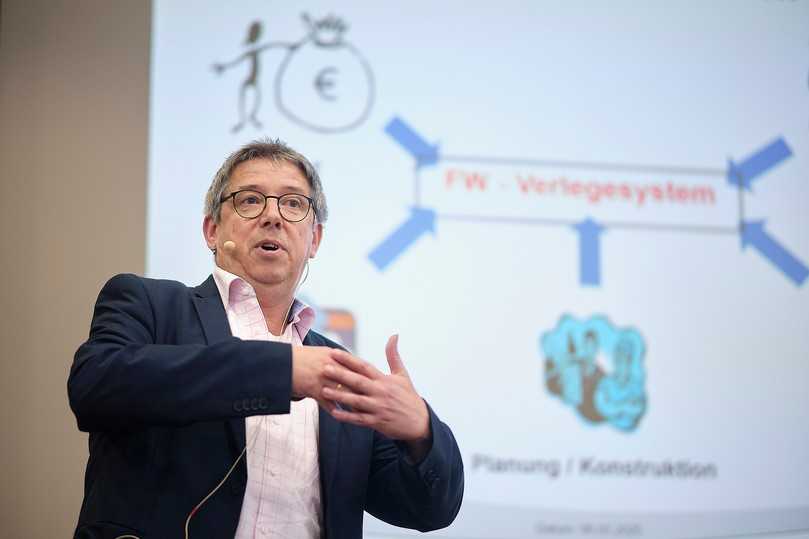 Die Auswahl des geeigneten Fernwärme-Verlegesystems sollte auf Basis individueller technischer, wirtschaftlicher und betrieblicher Kriterien erfolgen, erläuterte Andreas Steffens, RheinNetz GmbH. | Foto: rbv Die Auswahl des geeigneten Fernwärme-Verlegesystems sollte auf Basis individueller technischer, wirtschaftlicher und betrieblicher Kriterien erfolgen, erläuterte Andreas Steffens, RheinNetz GmbH. | Foto: rbv