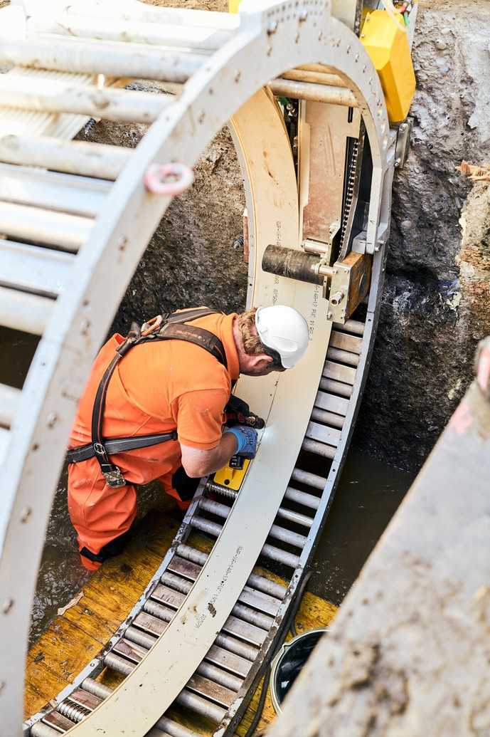 Einfädeln des Profils in die Wickelmaschine | Foto: Geiger Kanaltechnik