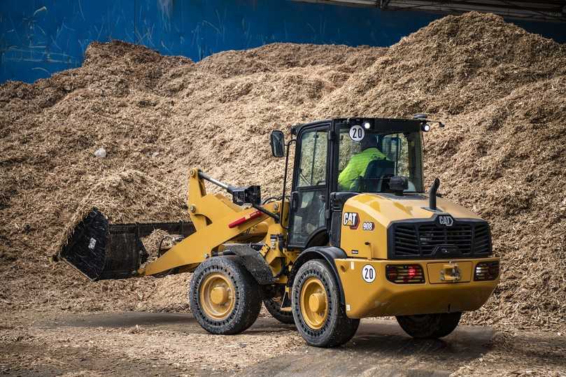 Optional ausgestattet mit Umkehrlüfter, Vollgummireifen und High-Lift-Hubgerüst eignet sich der Cat 908 ideal für Landwirtschaft, Industrie und Recycling. | Foto: Zeppelin/Caterpillar