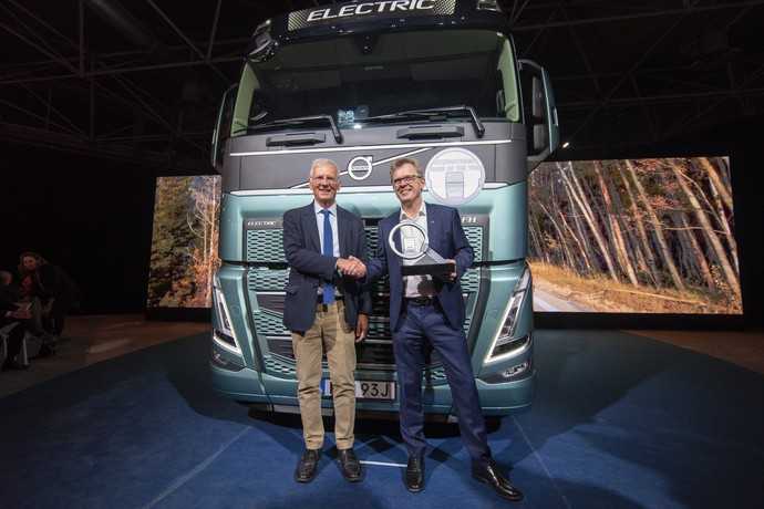 Gianenrico Griffini (links) übergibt als Vorsitzender des International Truck of the Year die ITOY-Trophäe 2024 an Volvo Trucks-Präsident Roger Alm. | Foto: Volvo Trucks