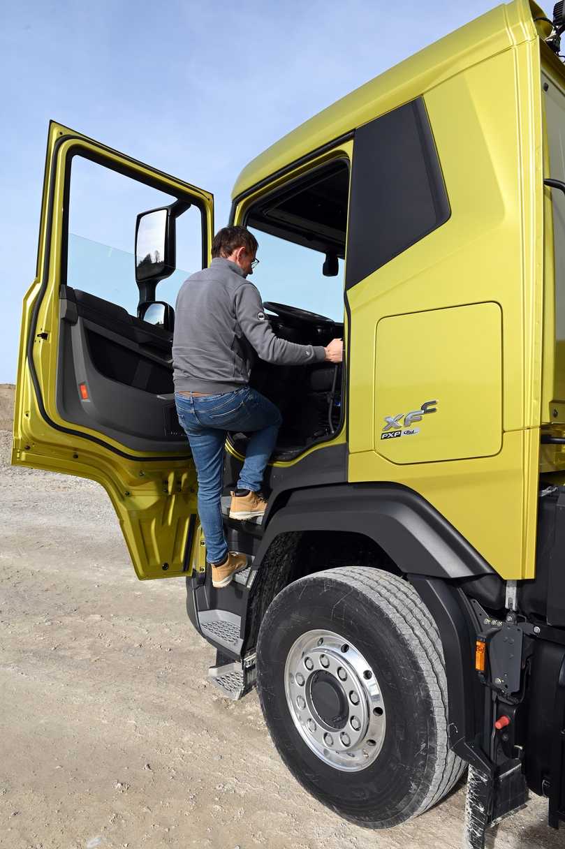 Nachteil der hohen Bauart: In die XFC-Kabine muss der Fahrer über vier Stufen 1,56 m hochklettern. | Foto: QUATEX