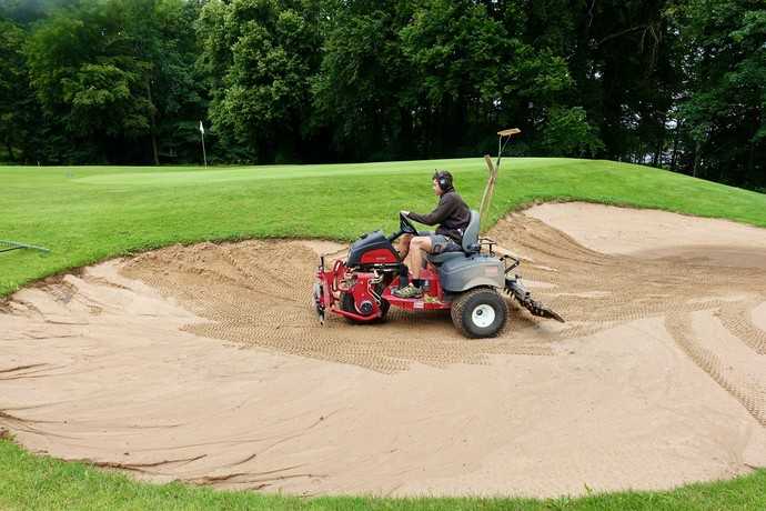 Bunkerrechen nach einem Regenereignis in Aktion. Die Wiederherstellung des fertigen Bunkers erfolgt dank der präzisen Zusammenarbeit von drei Mann in wenigen Minuten. | Foto: bs