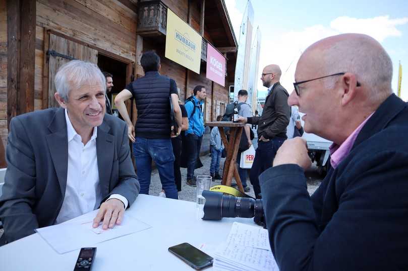 Mit Kögel-CEO Christian Renners (l.) sprach Frank Hausmann, Chefredakteur der B_I Baufahrzeuge (r.) auf der Bauma 2022 in München. | Foto: Quatex