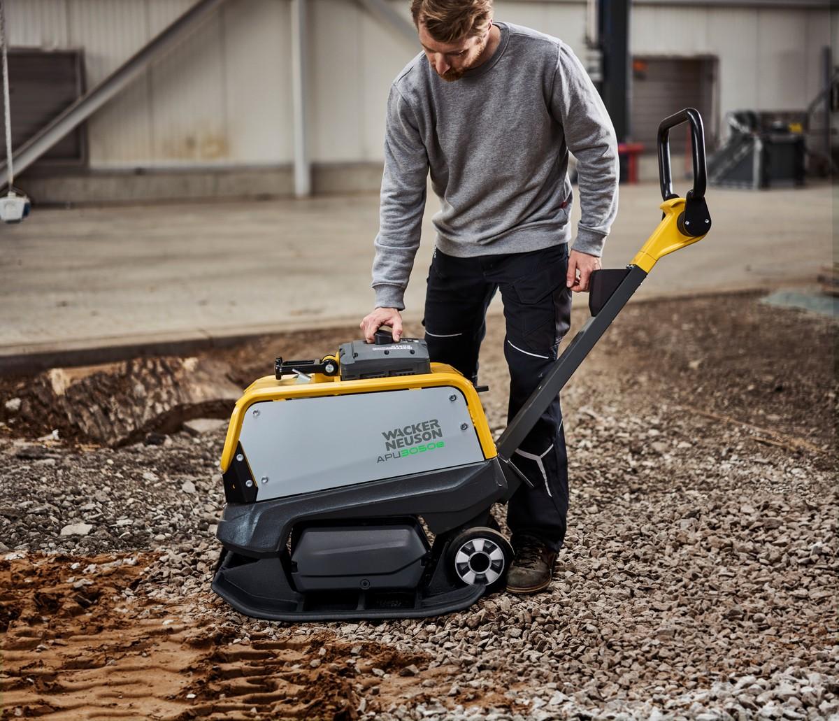 Eine Neuheit ist die erste reversierbare Akkuplatte mit Direktantrieb: APU3050e. | Foto: Wacker Neuson