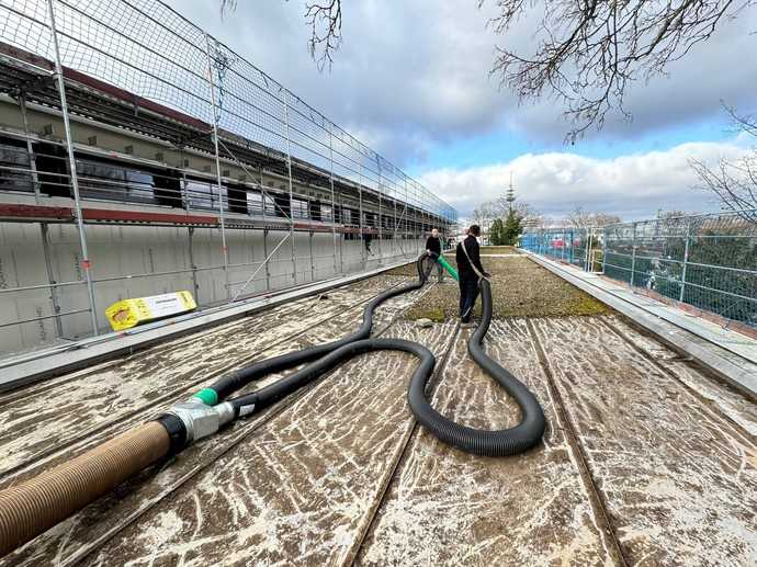 Ein Y-Schlauchverbinder macht es möglich, dass zwei Mitarbeiter von Gaudier zeitgleich Kies aufsaugen können. | Foto: Mobile Tiefbau Saugsysteme GmbH