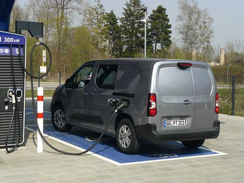 Im Ladepark ist der e-Partner nicht der Schnellste und Schönste, aber der Nützlichste und häufig Günstigste. | Foto: Randolf Unruh