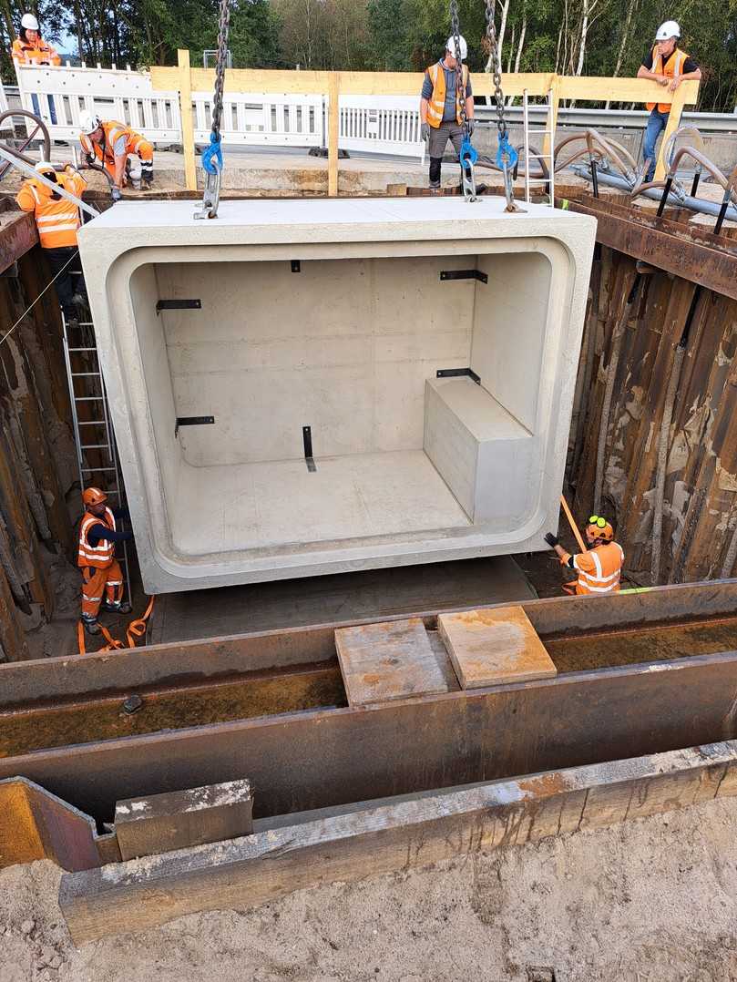 Die Stahlbeton-Fertigbauteile werden mithilfe eines Krans in die Baugrube gehoben. | Foto: Berding Beton GmbH Die Stahlbeton-Fertigbauteile werden mithilfe eines Krans in die Baugrube gehoben. | Foto: Berding Beton GmbH