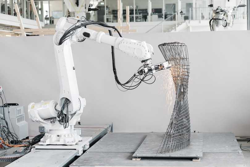 Mesh, die innovative robotergestützte Technologie, stellt komplexe oder gekrümmte Bewehrungskörbe automatisiert her. | Foto: Mesh AG