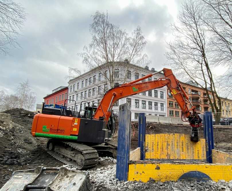 Skandinavische Vorreiter in Sachen emissionsfreie Baustelle in der City: Der norwegische GaLaBau-Betrieb Braathen Landskapsentreprenør AS betrachtet die Anschaffung von Elektro-Minibaggern als Schritt in die Zukunft. | Foto: Braathen