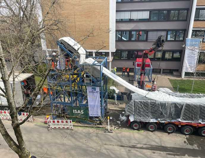 Der Synthesefaserliner wird am Inversionsturm befestigt und mittels Wasserdruck in den Kanal hineingestülpt. Damit der Liner nicht vorzeitig härtet, wird er für den Transport mit Eis gekühlt. | Foto: Aarsleff Rohrsanierung