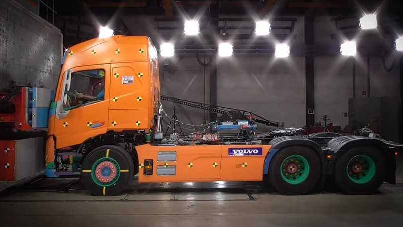 Wie sicher die Lkw-Besatzung im Falle eines Unfalls ist, zeigen bei Volvo Trucks die Crashtests. | Foto: Volvo Trucks