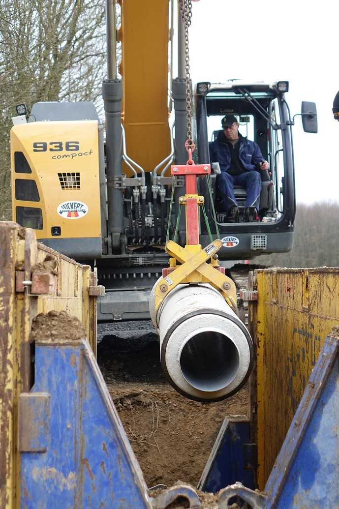 Fabekun-Kanalrohre und -Formstücke werden mit Hebezeugen, die ein gleichmäßiges Heben und Senken erlauben, in den Rohrgraben abgelassen. | Foto: P.V. Betonfertigteilwerke