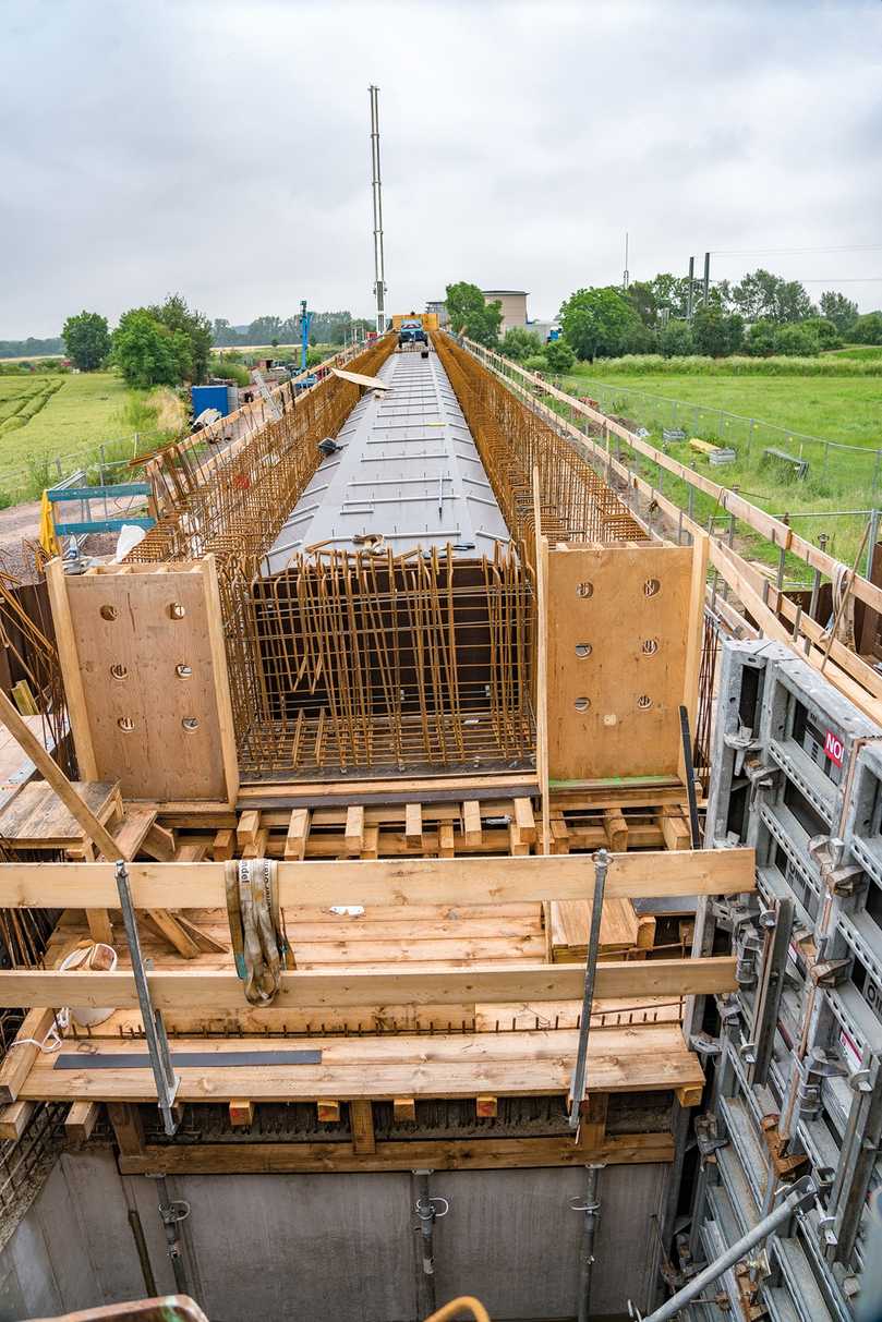 Der Brückenüberbau mit seiner ca. 5 m breiten Fahrbahnplatte wurde mithilfe von insgesamt 800 individuell angefertigten Formlehren und der NOE Alu L hergestellt. | Foto: NOE Schaltechnik