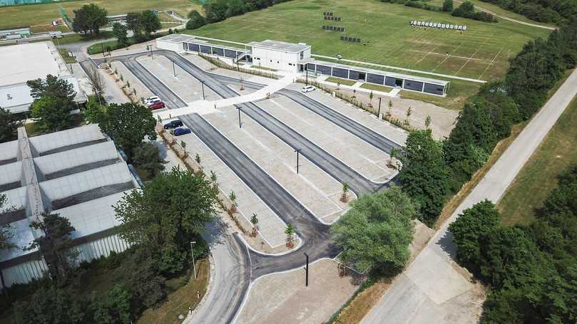 Im Zuge der Bauarbeiten erhielt die Kies-Parkfläche einen neuen Belag aus Asphalt und Rasenfugenpflaster, eine moderne Beleuchtung und Bepflanzung. | Foto: Fränkische