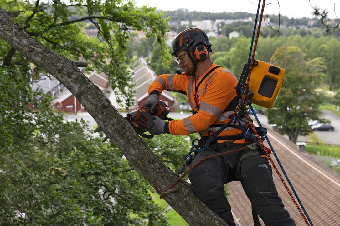 Baumpflegetage: Husqvarna zeigt Akkulift für Baumpfleger