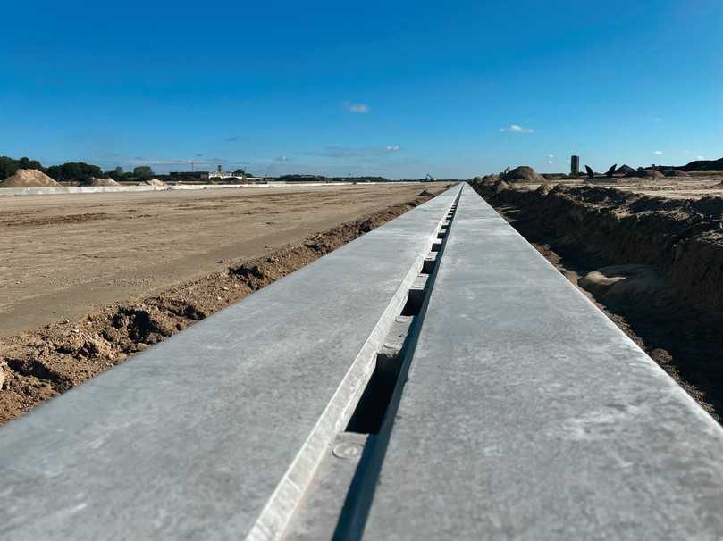 Da die Rinnen nicht in Ortbeton versetzt sind, können diese auch – solange diese noch nicht komplett verbaut sind – problemlos getauscht werden. | Foto: Hans Rinninger u. Sohn GmbH u. Co. KG