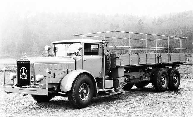 Der Dreiachser LK 10000 aus 1937 verfügte über 150 PS und doppelt angetriebene Hinterachse. | Foto: Daimler Truck AG