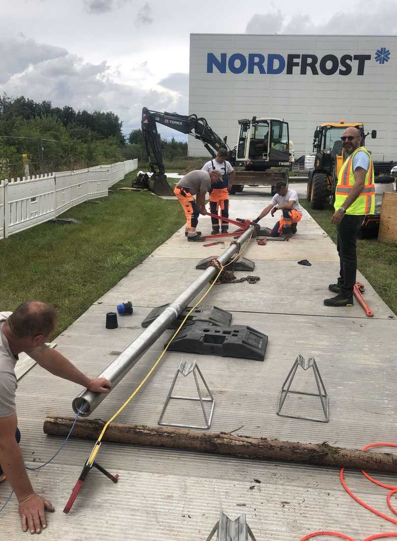 Damit die exakte Einhaltung der Trasse ständig kontrolliert werden konnte, war ein Wire-Line-Verfahren für die Ortung vorgegeben. Hier wird das mitzunehmende Steuerkabel durch ein Bohrgestänge gezogen. | Foto: Tracto-Technik