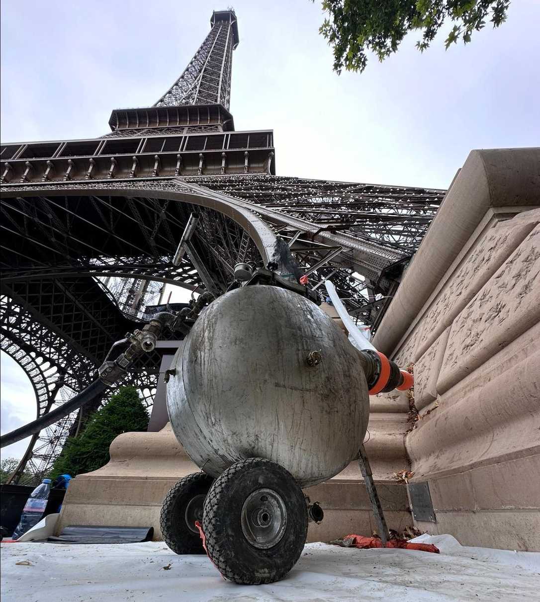 Grabenlose Rohrsanierung unterm Eiffelturm: Resitech France saniert mit Brawoliner