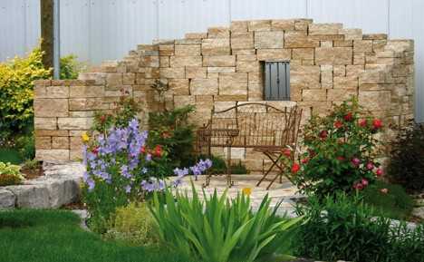Alternative Wechselschichtmauer: Diese Mauer als Sitzschutz im Garten wurde mit vorgefertigten Steinen gebaut, die einfach geklebt werden – das reduziert die Kosten!