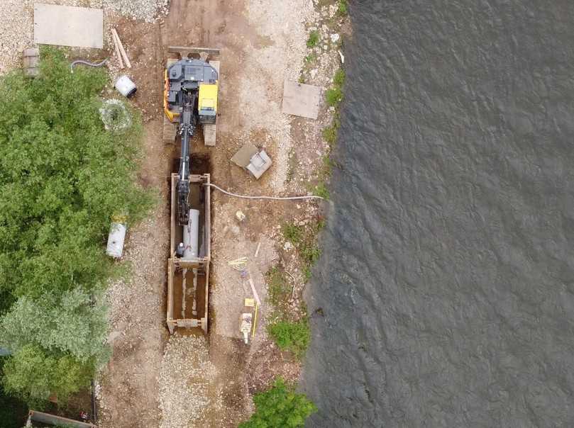 Das Fußrohr erleichtert mit seiner breiten Auflage auf der Grabensohle und dem Entfall der Zwickelverdichtung die Rohrverlegung. | Foto: B_I/zu Eulenburg