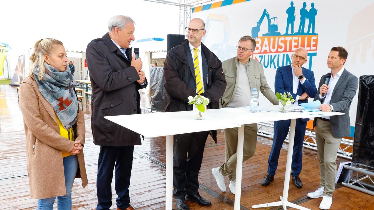 Eröffnung der Recycling Aktiv & Tiefbau Live 2022: Expertenrunde zum Thema „Die Macht der Arbeitgebermarke: Praxisbezogene Impulse für die Fachkräftegewinnung in der Bau- und Recyclingbranche“ | Foto: Messe Karlsruhe