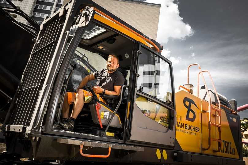 Marcus Kauz, Polier bei der SBucher Abbruch & Recycling GmbH und Fahrer des 750er, schwärmt von Volvos großem Abbruchbagger. | Foto: Swecon Marcus Kauz, Polier bei der SBucher Abbruch & Recycling GmbH und Fahrer des 750er, schwärmt von Volvos großem Abbruchbagger. | Foto: Swecon