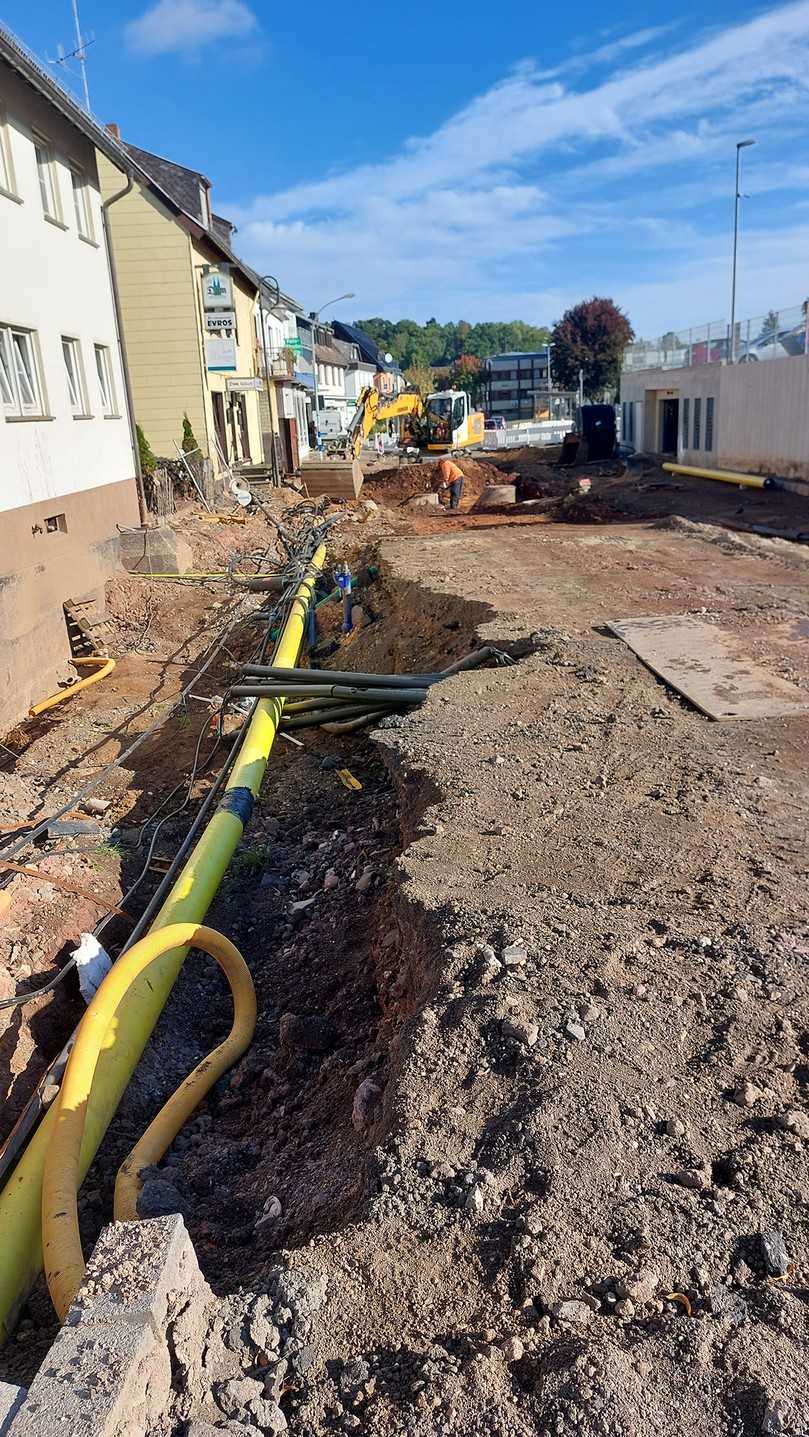 Viele Haushalte in den Flutgebieten beantragten nach dem Hochwasser Gas-Netzanschlüsse – hier wird an einer Gasleitung in der Bahnhofstraße in Kall gearbeitet. | Foto: Coswiger Tief- und Rohrleitungsbau GmbH (CTR)