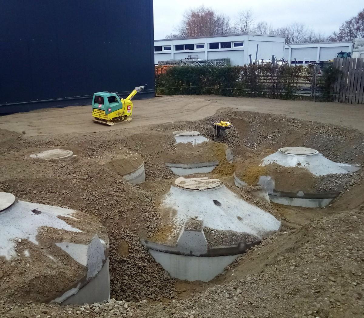 Einbau der fünf miteinander verbundenen Stahlbetonspeicher. Die Behälter wurden in Einzelteilen per Lkw vom Werk des Herstellers zur Baustelle in Pfullendorf transportiert, per Autokran versetzt und innerhalb eines Tages fertig montiert. Die Fläche darüber ist asphaltiert und wird als Betriebshof genutzt. | Foto: Hegner