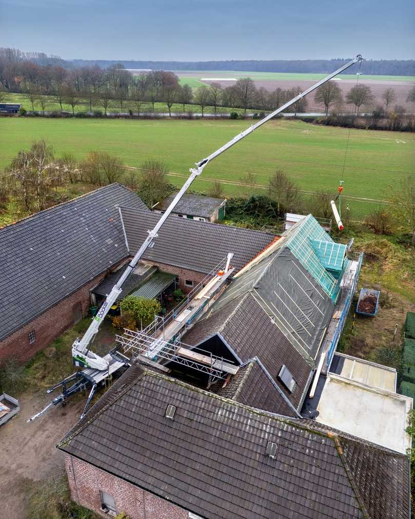 Der AHK 36e im Einsatz: Dank der Klapp-Schwenkstützen ließ er sich zwischen den Bäumen im Innenhof flexibel aufbauen. | Foto: Böcker Der AHK 36e im Einsatz: Dank der Klapp-Schwenkstützen ließ er sich zwischen den Bäumen im Innenhof flexibel aufbauen. | Foto: Böcker