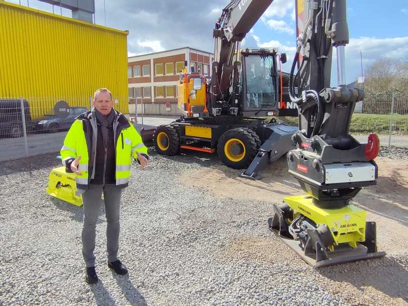 Neuigkeiten bei den Ammann-Anbauverdichtern: Vertriebsleiter Thilo Ohlraun freut sich über technische Verbesserungen an den Modellen APA 90/110 und APA 110/110. | Foto: B_I MEDIEN/Stellmach Neuigkeiten bei den Ammann-Anbauverdichtern: Vertriebsleiter Thilo Ohlraun freut sich über technische Verbesserungen an den Modellen APA 90/110 und APA 110/110. | Foto: B_I MEDIEN/Stellmach