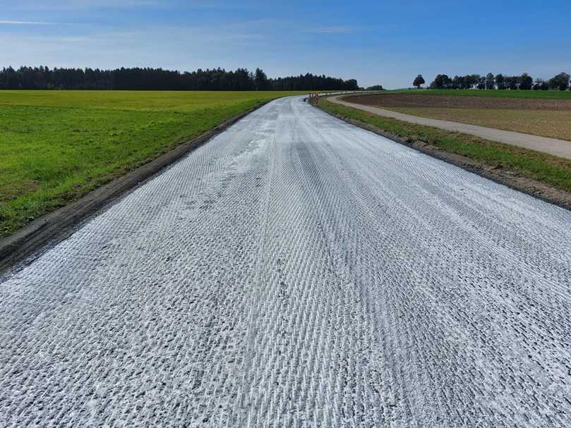 Nach dem Ansprühen mit Bikatech-K Kalkmilch kann die Asphaltfläche sofort wieder befahren werden. | Foto: BiKaTech