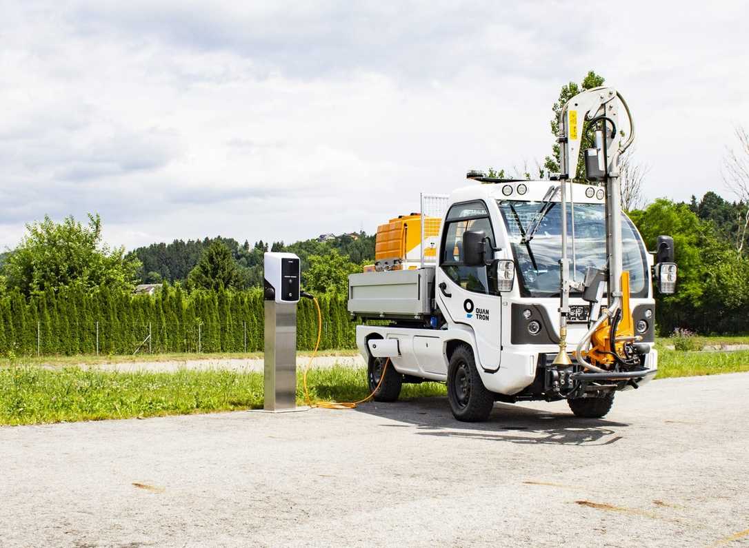 Kleintransporter: Neuer Elektrotransporter als Geräteträger oder Lieferwagen