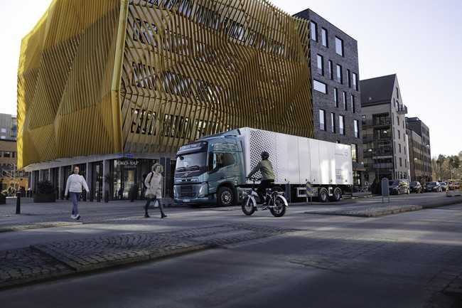 Nach Unfällen mit E-Lkw der Volvo Gruppe können sich Ersthelfer jetzt per Sicherheits-App über das richtige Vorgehen zur Rettung von Menschenleben informieren. | Foto: Volvo Trucks 