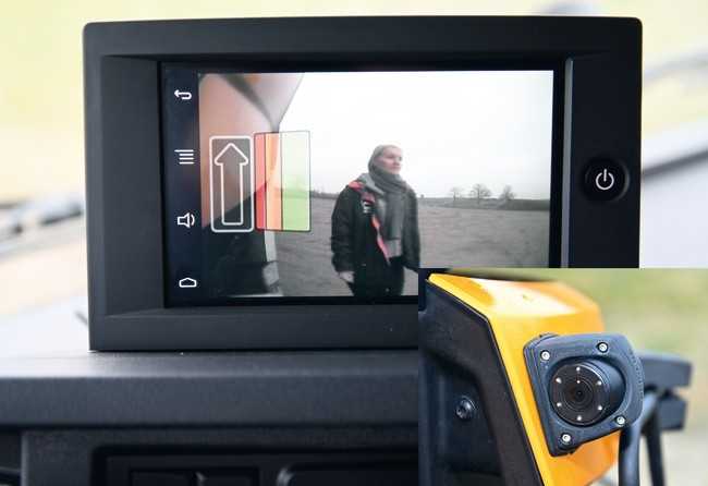 Das optionale Roadpad+ mit 7“-Touchscreen dient als Anzeige für Navi, Radio, Telematik und Kameras wie hier auf die Verkehrslage rechts im toten Winkel. | Foto: Quatex