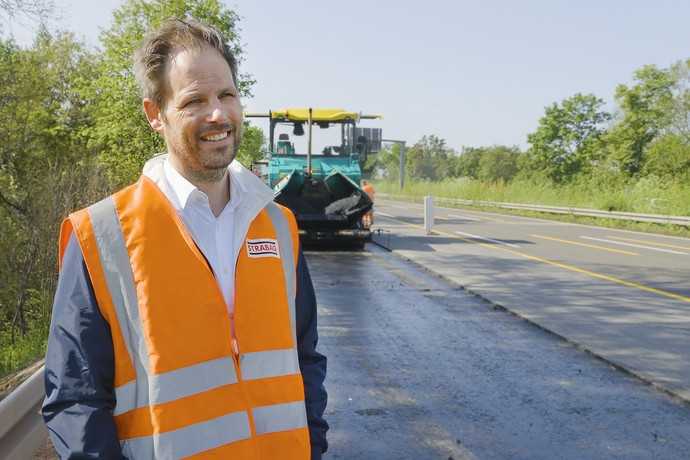 „Wir können die Prozessabwicklung mit bitumenstabilisiertem Material deutlich effektiver und schneller gestalten. Wir sind stark daran interessiert, dieses Thema voranzutreiben, weil wir uns auf die Fahnen geschrieben haben, bis 2040 Klimaneutralität zu erreichen“, sagt Stephan Ehlers, Technischer Gruppenleiter bei der Strabag. | Foto: hs