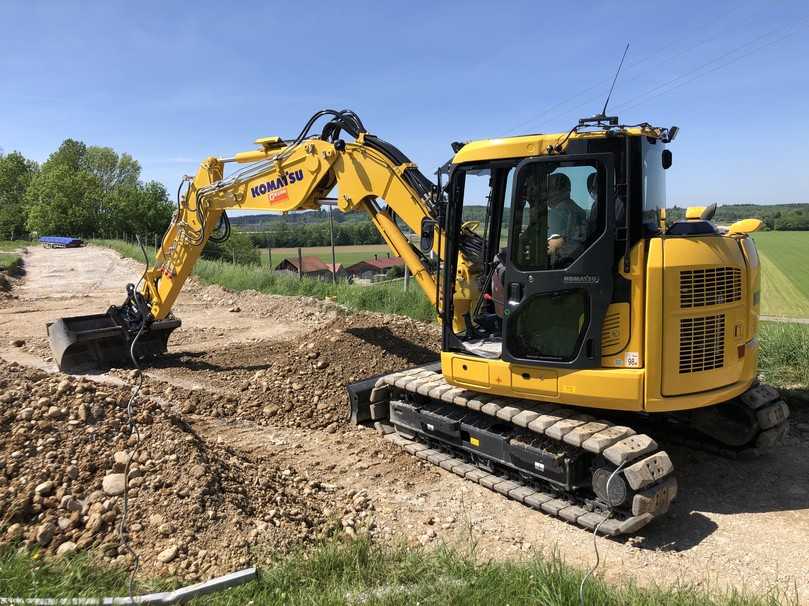 Neben den technischen Daten überzeugte Einsiedler unter anderem auch die große, geräumige Fahrerkabine und der niedrige Geräuschpegel. | Foto: Kuhn Baumaschinen Deutschland GmbH