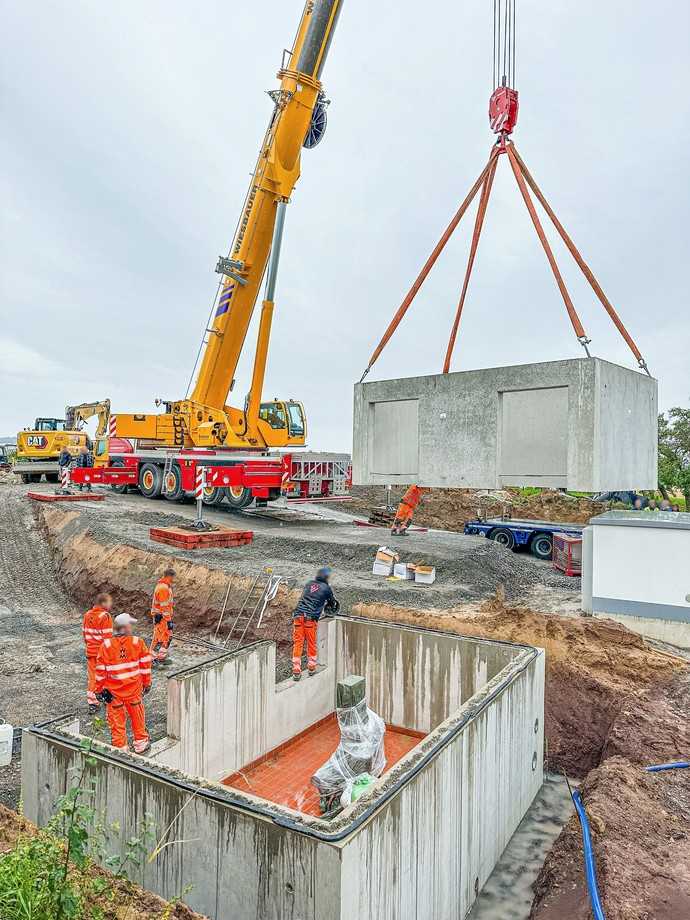 Im ersten Schritt wurden die Fertigteile versetzt, in denen die Pumpentechnik für die Druckerhöhungsanlage ihre Arbeit verrichtet. | Foto: Finger Baustoffe GmbH