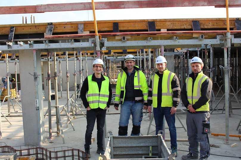 Dreamteam (v.l): Ulma-Mitarbeiter Francesco Cinelli mit Polier Thorsten Weigl, Bauleiter Carsten Hubing und Polier Armend Nimanaj von Faber & Schnepp | Foto: Ulma Construction GmbH