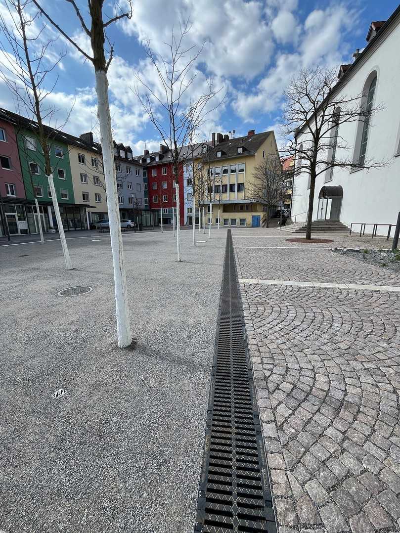 Das von den Verkehrsflächen gesammelte Wasser wird vor der Verwendung zur Bewässerung der Baumgruben gereinigt  – mit der „Drainfix Clean"-Rinne. | Foto: Hauraton