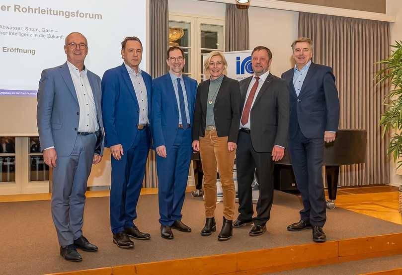 V.l.: Dipl.-Ing. Torsten Maus, Prof. Dr. Gerald Linke, Prof. Dr. Holger Saß (Vizepräsident der Jade Hochschule Wilhelmshaven/ Oldenburg/ Elsfleth), Karin Harms (Landrätin des Landkreises Ammerland), Prof. Thomas Wegener sowie Jürgen Krogmann bei der Eröffnung im ehemaligen Landtagsgebäude. | Foto: iro/ Michael Stephan