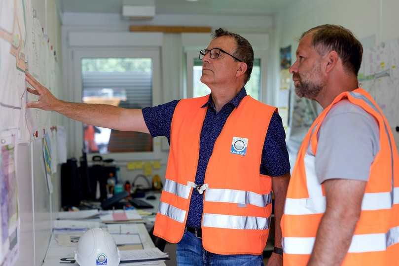Bei einer unangemeldeten Baustellenprüfung geht es nicht nur um die Bauausführung selbst, sondern auch um die begleitende Dokumentation, etwa Eigenüberwachungsprotokolle, Dichtheitsnachweise, Angaben zur Materialverwendung oder Prüfberichte zur Verdichtung. | Foto: Güteschutz Kanalbau