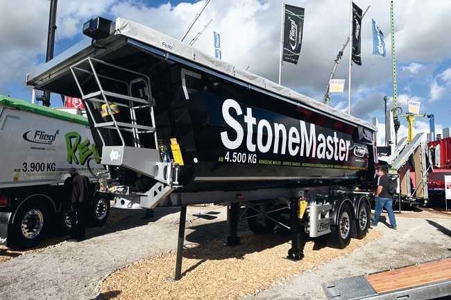 Für die Kippsattel wie den Stonemaster hat Fliegl eine neues, klappbares Aufstiegspodest entwickelt. | Foto: QUATEX