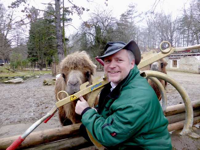 Glücklicher Zoodirektor mit der Probst H-FVZ-UNI Versetzzange. | Foto: Probst