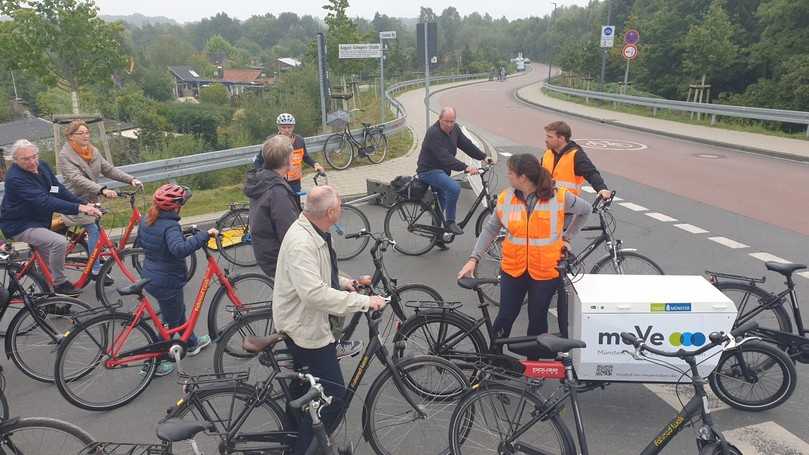 Mit dem Rad durch die Fahrradstadt Münster: Baurätin Maria Koordt vom Tiefbauamt (mit Lastenrad) und Tiefbauamtsleiter Dr. Alexander Buttgereit (mit Helm) zeigten den Bau-Publizisten beispielhafte Mobilitätslösungen. | Foto: bb