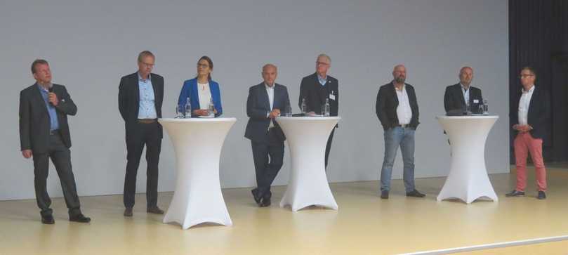 Hochkarätige Besetzung einer Podiumsdiskussion zum Thema „Qualitätsüberwachung in Druckrohrsanierung und Trinkwasserversorgung“ | Foto: B_I/Valdix