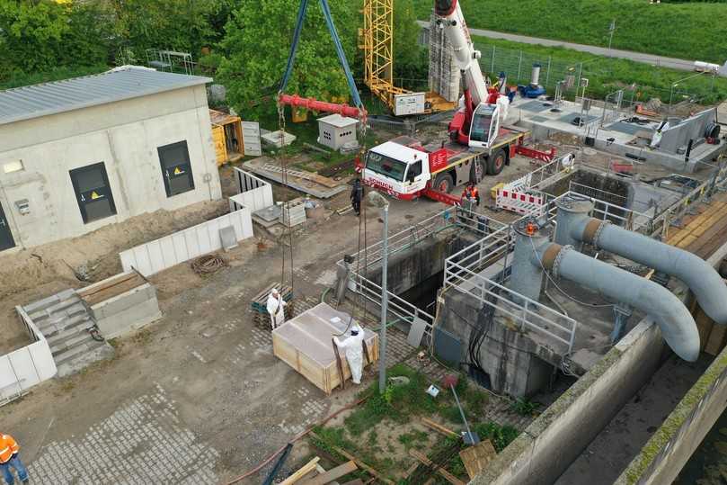 Am Pumpwerk „Am Waldpark“ in Altrip koordinieren Fachkräfte präzise Hebe- und Einbaumaßnahmen – direkt am und unter dem Rheindeich. | Foto: Swietelsky-Faber