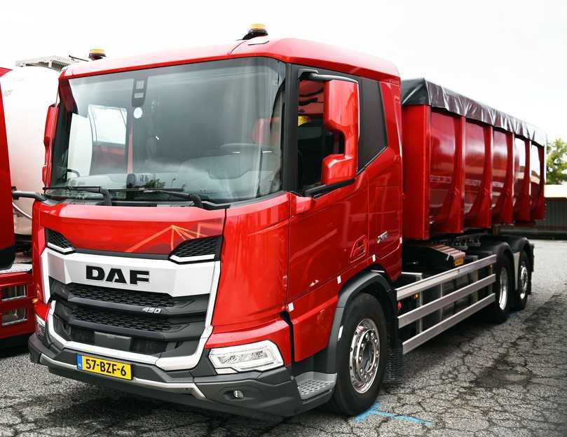 Den Abrollkipper DAF XD 450 6x2 mit luftgefederter 8-t-Nachlaufachse treibt der 10,8-l-Motor MX-11 mit 449 PS an. | Foto: QUATEX